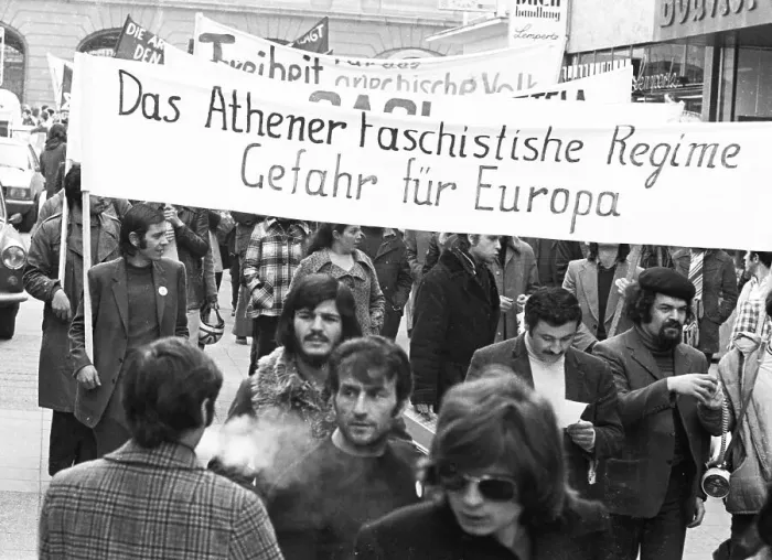 Framed Print : Greeks and Germans demonstrated in Bonn on 10
