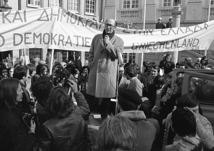 Framed Print : Greeks and Germans demonstrated in Bonn on 10