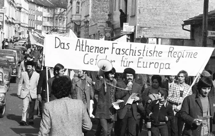 Framed Print : Greeks and Germans demonstrated in Bonn on 10