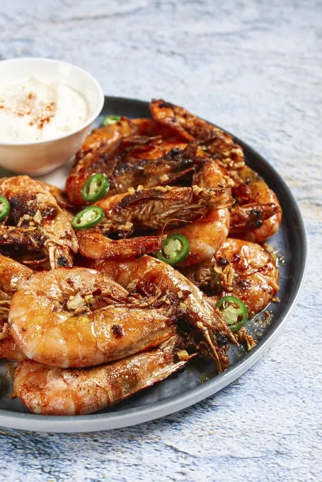 Framed Print : Grilled shrimps served with hot sauce and slices of fresh lemon