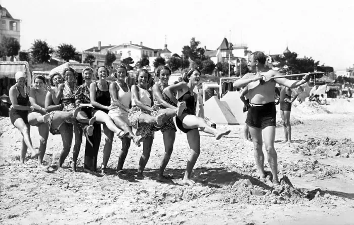 Framed Print : Group with bathers at the beach