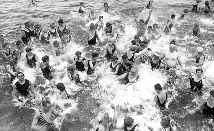 Framed Print : Group with bathers in the water