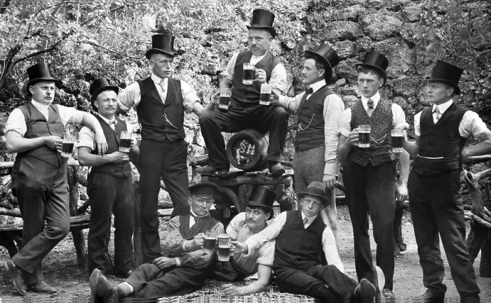 Framed Print : Group of nen wearing top hats drinking beer Framed Print : Group of nen wearing top hats drinking beer