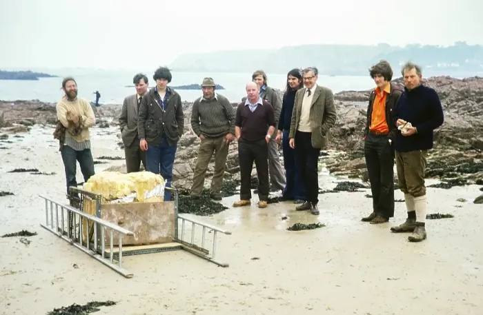 Framed Print : A group of people pose on the beach with the bone of a mammoth skull found at La Cotte de St Brelade, Ouaisne Bay, Jersey, Channel Islands in 1976, Europe