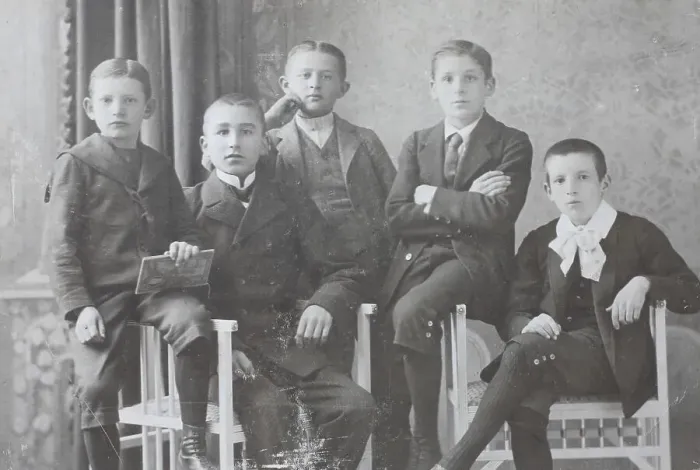 Framed Print : Group with five pupils, boys, children Framed Print : Group with five pupils, boys, children