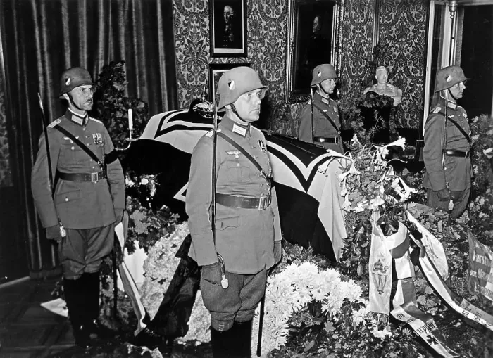 Framed Print : Guard of honour with soldiers at the coffin of Paul von Hindenburg Framed Print : Guard of honour with soldiers at the coffin of Paul von Hindenburg