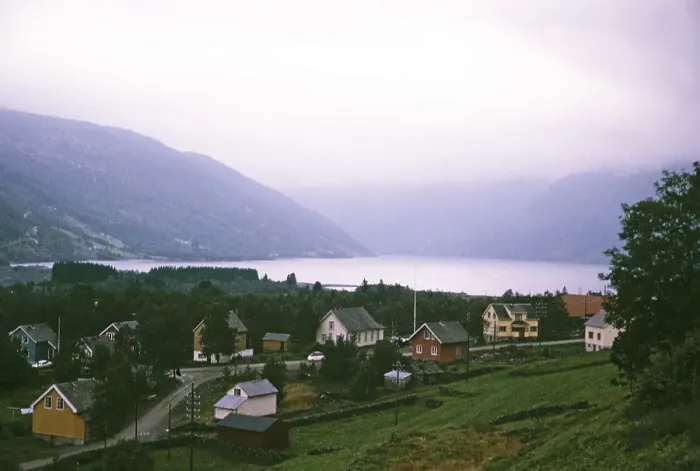 Framed Print : Haeuser im Dorf Roldal, Vestland, Norwegen, 1970 Berge und Roldalsvatnet Fjord im Hintergrund