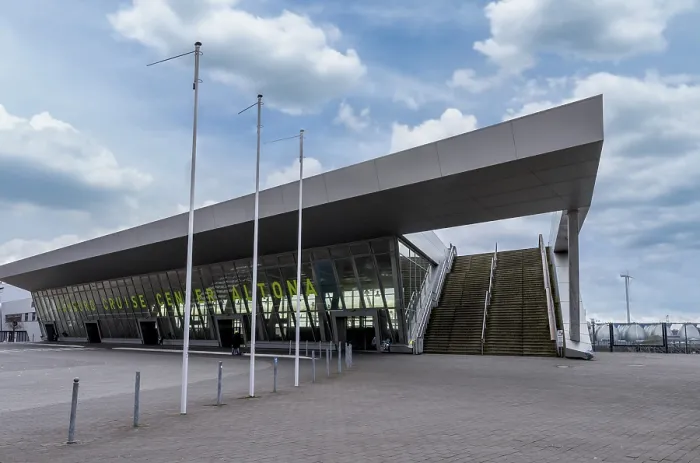 Framed Print : Hamburg Cruise Centre at Dockland