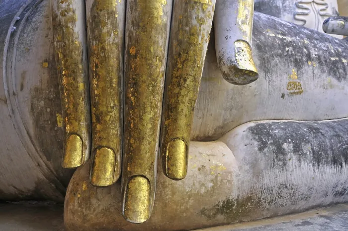 Framed Print : Hand of a Buddha statue decorated with gold leaf (Bhumispara-mudra: Buddha Gautama at the moment of enlightenment)