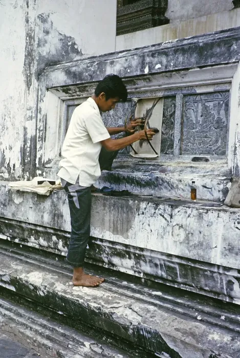 Framed Print : Handwerker bei der Instandhaltung der dekorativen Tafeln des buddhistischen Tempels Wat Pho, Bangkok, Thailand, Asien, 1964, Asia