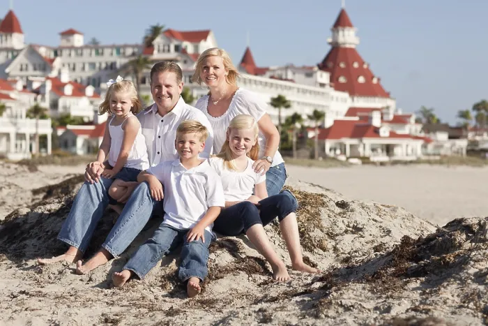 Framed Print : Happy caucasian family in front of hotel del coronado