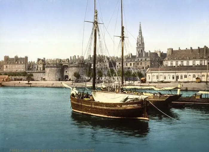 Framed Print : Harbour and main gate, St. Malo