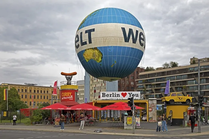 Framed Print : HiFlyer world balloon with the Berlin Loves You gift shop Framed Print : HiFlyer world balloon with the Berlin Loves You gift shop