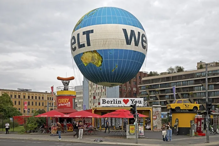 Framed Print : HiFlyer world balloon with the Berlin Loves You gift shop Framed Print : HiFlyer world balloon with the Berlin Loves You gift shop