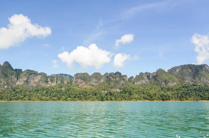 Framed Print : High mountain range above the green lake at Ratchapapha dam in Khao Sok National Park