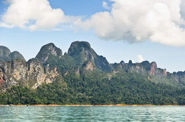 Framed Print : High mountain range above the green lake at Ratchapapha dam in Khao Sok National Park