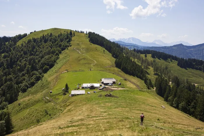 Framed Print : Hikers on the way to the Oberwiesalmen with Loibersbacher Hoehe