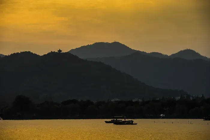 Framed Print : Hills at West Lake at sunset, Xihu Framed Print : Hills at West Lake at sunset, Xihu