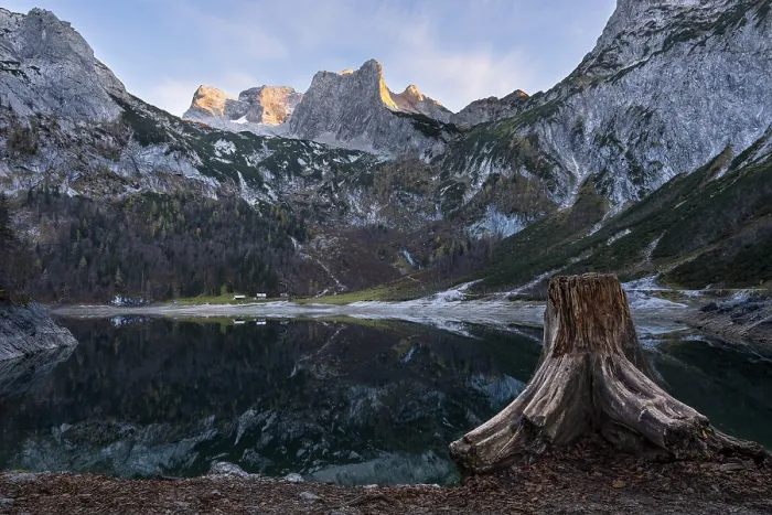 Framed Print : The Hintere Gosausee lake in autumn with a view of the Dachstein mountain range