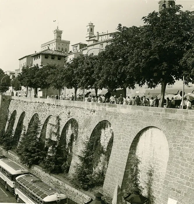 Framed Print : Historic city wall with tourists and historic buses