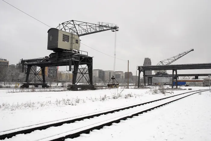 Framed Print : Historic crane on the snow-covered banks of the Main