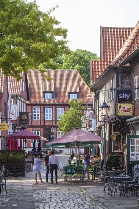 Framed Print : Historic half-timbered houses in the Lammertwiete with catering in Harburg's old town