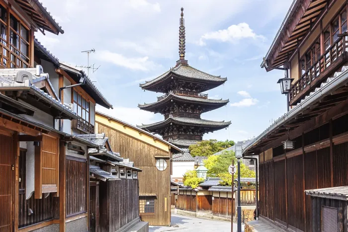 Framed Print : Historic old town of Kyoto with Yasaka Pagoda and Hokan-ji Temple in Kyoto