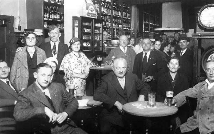 Framed Print : Historic photo, guests in pub, around 1915
