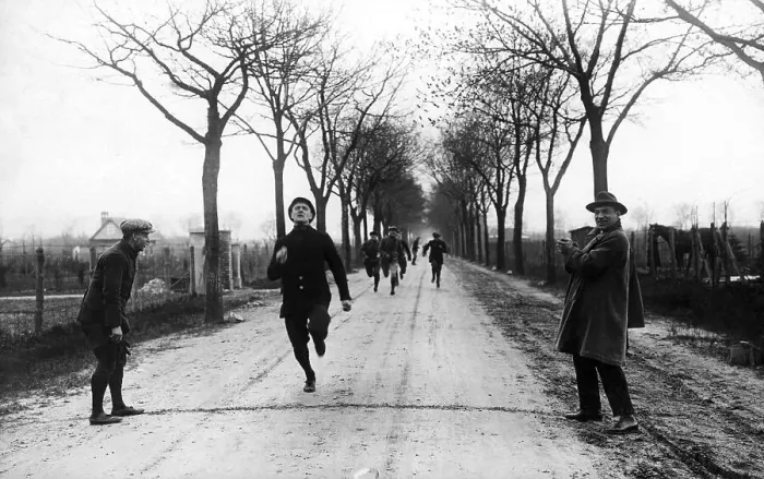 Framed Print : Historic photo, marathon runner arriving at the finish line Framed Print : Historic photo, marathon runner arriving at the finish line