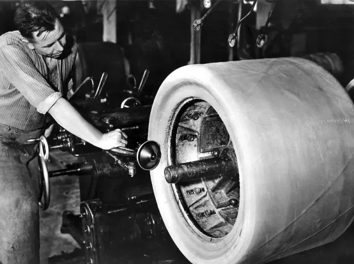 Framed Print : Historic photo, workers in tyre factory, ca. 1940