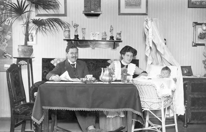 Framed Print : Historic photograph, family in the twenties