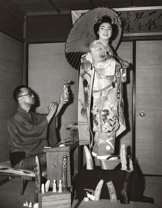 Framed Print : Historic photograph, geisha posing, around 1928