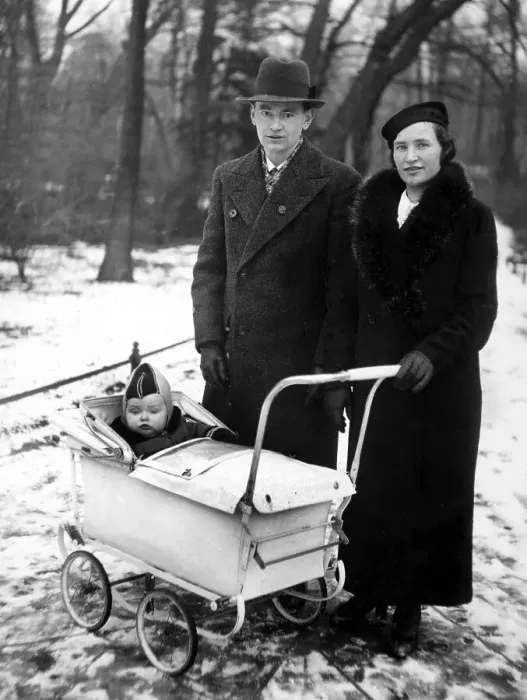 Framed Print : Historic photograph, married couple with baby in a pram