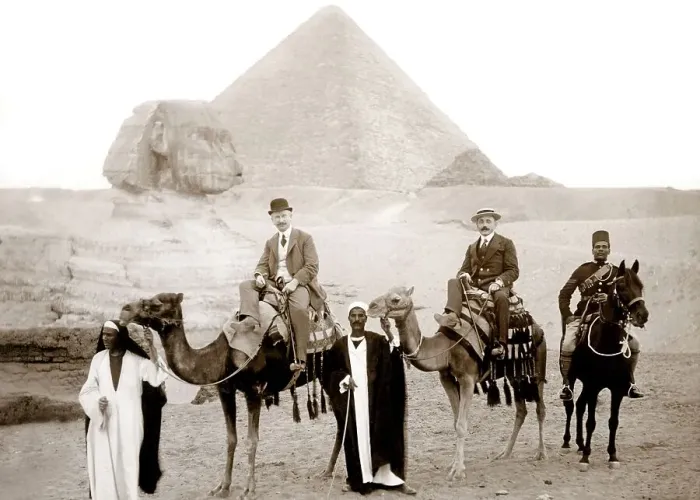 Framed Print : Historic photograph, torist group at the Pyramids of Giza