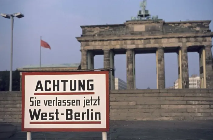 Framed Print : Historical image of Berlin Wall and Brandenburg Gate