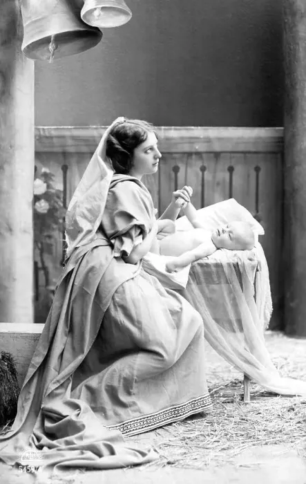Framed Print : Historical photo, mother with child, ca. 1910