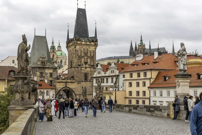 Framed Print : The historically significant Gothic-style Charles Bridge across the Vltava with Baroque sculpture groups