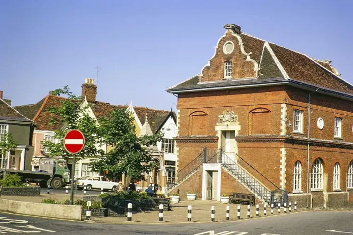 Framed Print : Historische Gebaeude und die Shire Hall, Market Hill, Woodbridge, Suffolk, Juli 1972