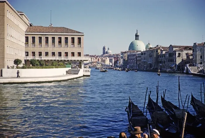 Framed Print : Historische und moderne Gebaeude am Canal Grande, Canal Grande, Venedig, Italien, 1959 Kuppel der Kirche Basilica di Santa Maria della Salute