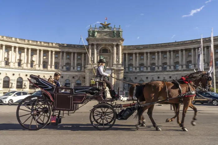 Framed Print : Horse-drawn carriage in front of the Neue Burg