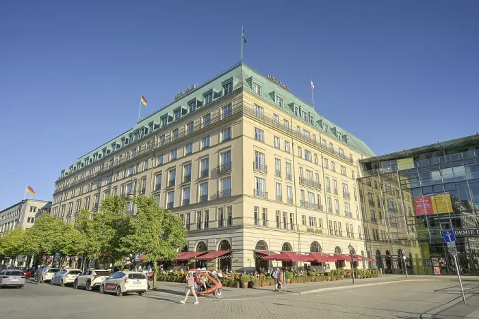 Framed Print : Hotel Adlon, Pariser Platz, Mitte, Berlin, Germany