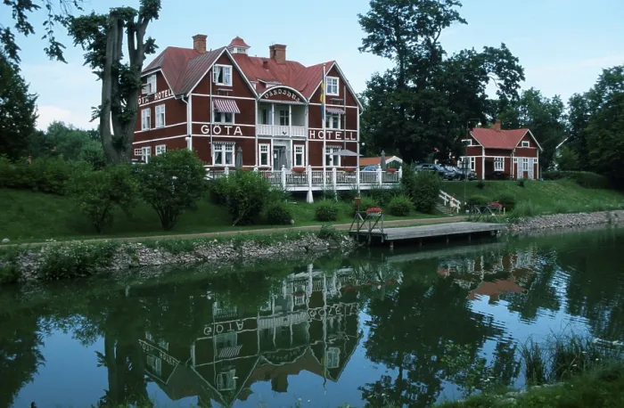 Framed Print : Hotel Gota at Gota canal, Borensberg