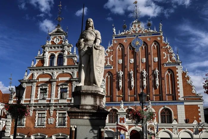 Framed Print : House of Blackheads with Roland statue on the historic Town Hall Square