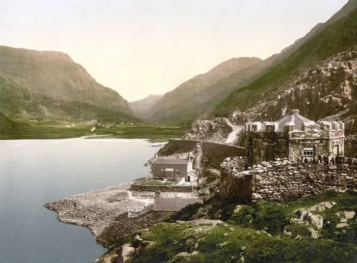 Framed Print : House at Llanberis Pass, Bwlch Llanberis