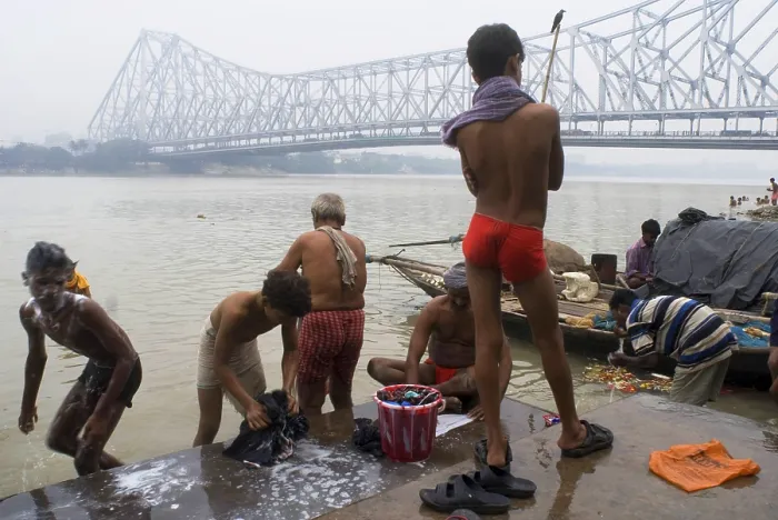 Framed Print : Howrah Bridge (Rabindra Setu) On The River Hooghly A miracle of engineering skill