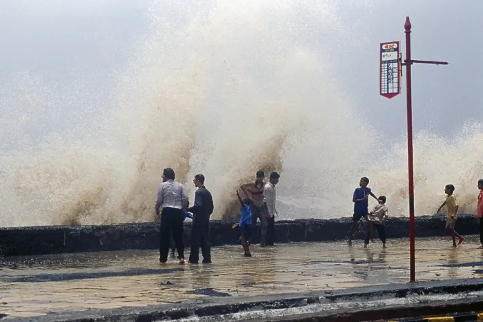 Framed Print : Huge waves coming in monsoon, bombay mumbai Framed Print : Huge waves coming in monsoon, bombay mumbai
