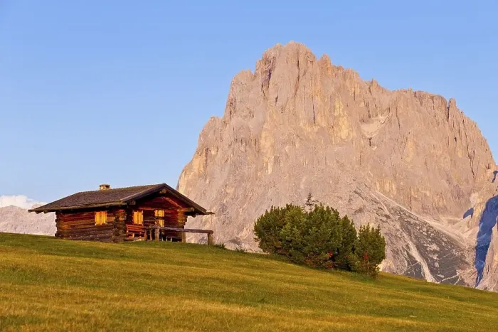 Framed Print : Hut on an alpine pasture, Seiser Alm with Sassolungo Mountain Framed Print : Hut on an alpine pasture, Seiser Alm with Sassolungo Mountain
