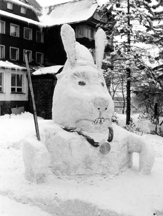 Framed Print : Ice sculpture in the form of a hare, ca Framed Print : Ice sculpture in the form of a hare, ca