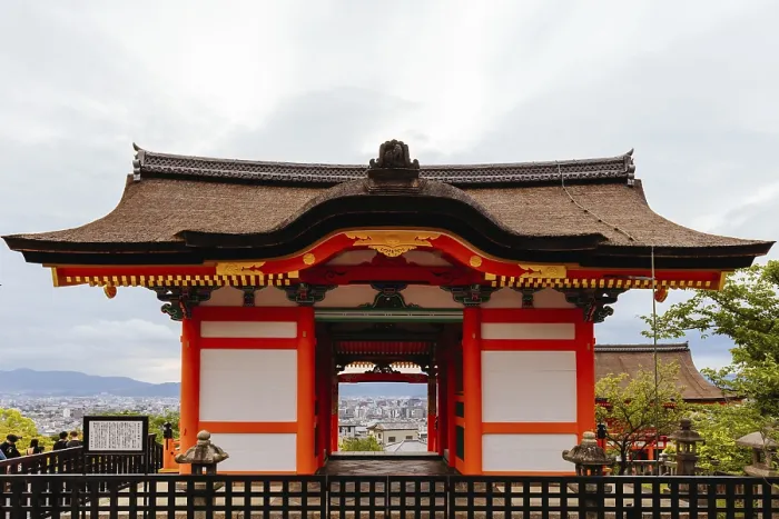 Framed Print : The iconic Kiyomizu-dera temple and mountain view on a sunny spring day in Kyoto