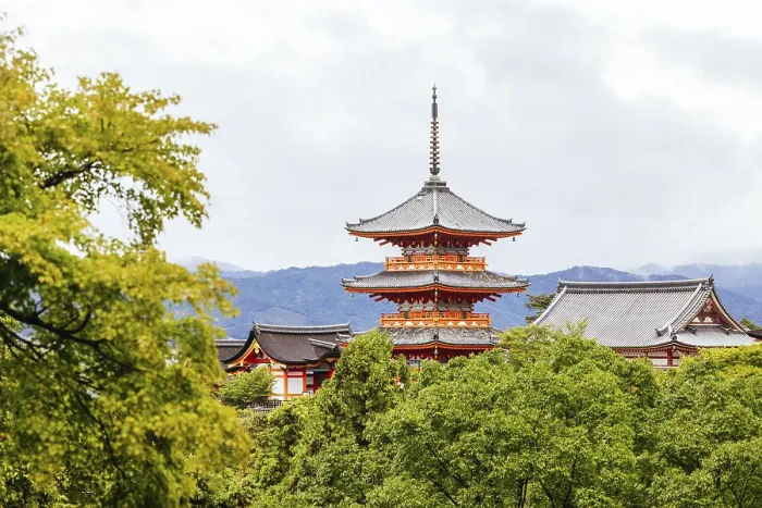 Framed Print : The iconic Kiyomizu-dera temple and mountain view on a sunny spring day in Kyoto
